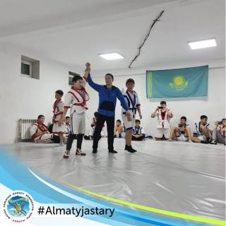 Среди ребят Досуговых центров нашего города проходило соревнование "Қазақ күресі" в Досуговом центре "Белдесу"