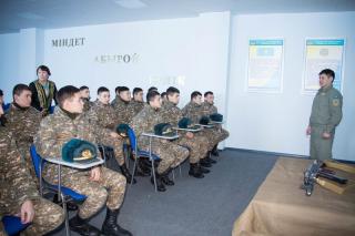 В гостях у военных летчиков побывали юные патриоты Астаны