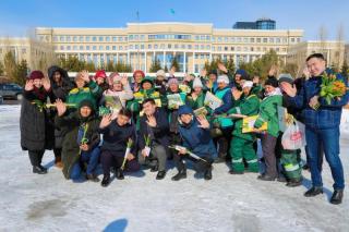 «Jas Otan» өкілдері дәрігерлер мен коммуналдық қызметкерлерді құттықтады