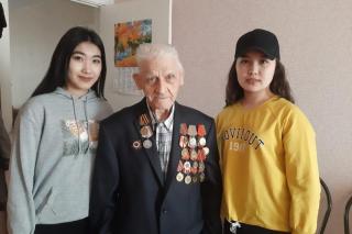 Оралдық волонтер жастар майдангерлерге қолұшын беруде