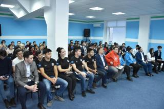 Жастардың әкіммен кездесуі