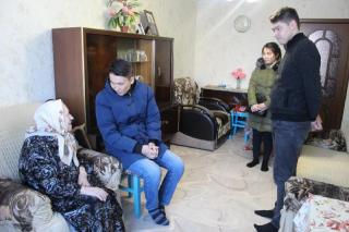 Ақтөбелік жастар жалғызбасты қарияларды қамқорлыққа алды